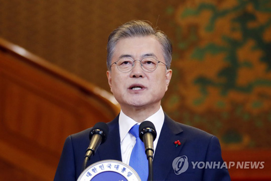 (서울=연합뉴스)  문재인 대통령이 10일 오전 청와대 본관에서 신년 기자회견을 앞두고 발표문을 낭독하고 있다. 이후 문 대통령은 청와대 영빈관으로 이동해 내외신 출입 기자들을 대상으로 일문일답을 포함한 신년 기자회견을 연다.