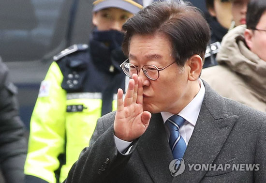 (성남=연합뉴스) 공직선거법 위반 등 혐의로 기소된 이재명 경기지사가 10일 오후 경기도 성남시 수정구 수원지방법원 성남지원에서 열린 첫 공판에 출석하며 이 지사 이름을 연호하는 지지자들을 자제시키고 있다. 이 지사는 ‘친형 강제입원’, ‘검사 사칭’, ‘대장동 개발업적 과장’ 사건과 관련해 공직선거법상 허위사실 공표와 직권남용권리행사방해 혐의로 지난달 11일 불구속기소 됐다.