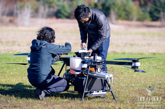 현대차는 지난해 11월 드론 분야에서 최고 기술력을 갖춘 미국 업체 ‘톱 플라이트 테크놀로지스’에 투자하고, 고성능 드론 활용 차세대 이동수단 관련 공동 연구를 진행하기로 했다. 톱 플라이트 직원이 가솔린 엔진을 탑재한 하이브리드형 드론을 테스트하고 있다.  현대차 제공