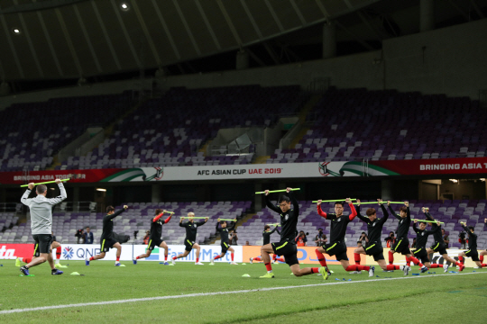 한국 축구대표팀이 10일 밤(한국시간) 아랍에미리트(UAE) 알아인의 하자 빈 자예드 스타디움에서 봉을 활용한 스트레칭으로 몸을 풀고 있다.  대한축구협회 제공