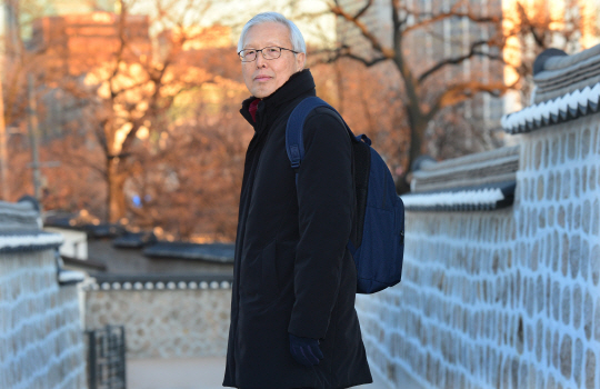 신각수 전 주일 대사가 구한말 고종의 아관파천 현장이었던 서울 정동 ‘고종의 길’에서 포즈를 취하고 있다. 그는 “대한민국의 운명은 예나 지금이나 지정학적인 측면에서 주변국 외교에 달려 있다고 해도 과언이 아니다”라면서 “외교관의 역할이 중요할 뿐 아니라 정부 역시 사람 중한 줄 알아야 한다”고 강조했다.  신창섭 기자 bluesky@