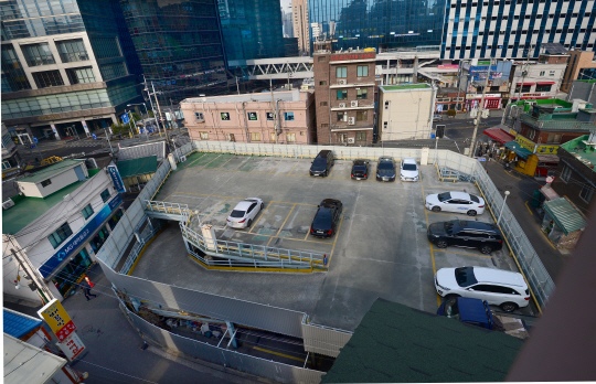 1993년까지 운영된 서울 마포구 도화동 경보극장은 현재 주차장으로 변해 있다. ‘헐리우드 키드의 생애’가 촬영된 1992년에도 이 극장이 영업 중이었지만 1950년대 후반에서 1960년대로 이어지는 시대상을 담아내기엔 지나치게 현대적으로 개조돼 있어 제작진은 고민 끝에 광주 현대극장에 경보극장 간판을 달고 촬영했다. 학교 장면은 목포에서 찍었으며 벼랑창 장면도 여주 신륵사 강변에서 촬영했다.  신창섭 기자 bluesky@