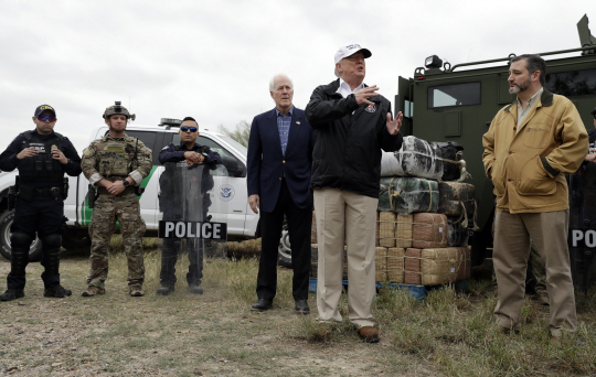 도널드 트럼프 미국 대통령이 10일 멕시코와 국경을 맞대고 있는 텍사스주 매캘런을 방문해 국경순찰대원들 앞에서 불법 이민자의 위험성을 강조하며 국경장벽 필요성을 주장하고 있다.  AP연합뉴스