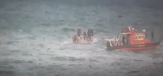 11일 오전 통영해양경찰서 대원들이 경남 통영시 욕지도 남쪽 약 80㎞ 해상에서 전복한 낚시어선 무적호에서 인명 구조 활동을 벌이고 있다. 연합뉴스