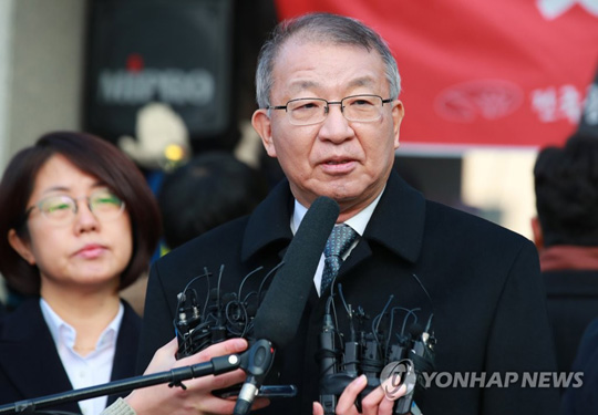 (서울=연합뉴스)  양승태 전 대법원장이 11일 오전 서울 서초동 대법원 앞에서 사법행정권 남용 의혹 관련 피의자 신분으로 검찰에 출석하기 전 입장을 밝히고 있다. 2019.1.11