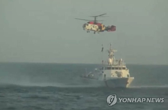 (통영=연합뉴스) 11일 오전 5시께 경남 통영시 욕지도 남쪽 약 80㎞ 해상에서 여수 선적 9.77t급 낚시 어선 무적호가 전복돼 통영해경이 생존자를 헬기에서 선박으로 옮기고 있다. 2019.1.11 [통영해경 제공]