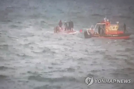 (통영=연합뉴스) 11일 오전 5시께 경남 통영시 욕지도 남쪽 약 80㎞ 해상에서 여수 선적 9.77t급 낚시 어선 무적호가 전복돼 통영해경이 구조활동을 벌이고 있다. [통영 해경 제공]