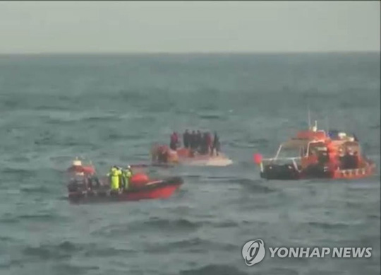 (통영=연합뉴스) 11일 오전 5시께 경남 통영시 욕지도 남쪽 약 80㎞ 해상에서 여수 선적 9.77t급 낚시어선 무적호(가운데)가 전복돼 통영해경이 구조활동을 벌이고 있다. 2019.1.1 [통영해경 제공]