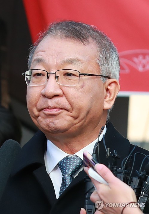 (서울=연합뉴스) 양승태 전 대법원장이 11일 오전 서울 서초구 서초동 대법원 앞에서 사법행정권 남용 의혹 관련 피의자 신분으로 검찰에 출석하기 전 입장을 밝힌 뒤 취재진의 질문을 받고 있다. 2019.1.11