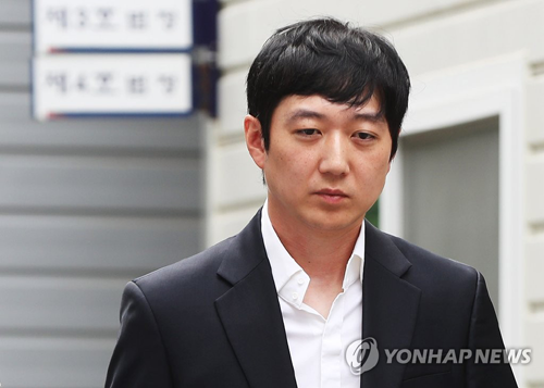 (서울=연합뉴스) 쇼트트랙 국가대표 심석희 선수가 지난 8일 조재범 전 대표팀 코치로부터 성폭행을 당했다고 추가 고소장을 경찰에 제출했다. 한편 조 전 코치 측은 성폭행 혐의를 전면 부인하고 있다. 사진은 지난 2018년 6월 25일 수원지방법원 성남지원에서 열린 구속 전 피의자심문에 출석하는 조 전 코치 모습. 2019.1.9 [연합뉴스 자료사진]