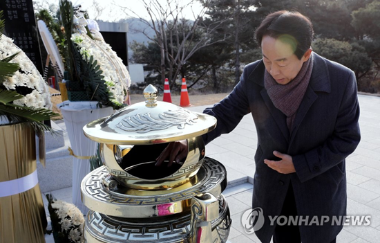 (서울=연합뉴스) 김현철 김영삼민주센터 상임이사가 1일 오전 서울 동작구 국립서울현충원 김영삼 전 대통령 묘역을 참배하고 있다. 2019.1.1