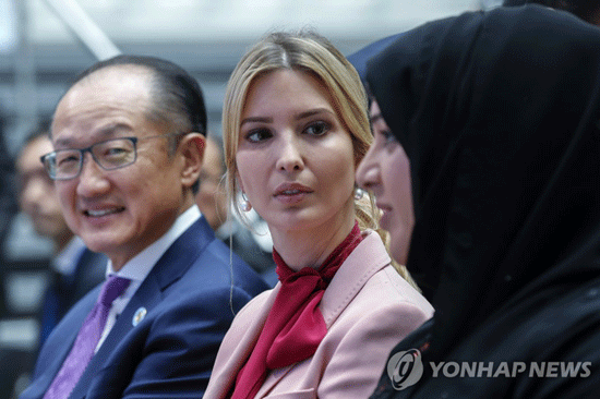 지난 2017년 IMF·세계은행 연차총회에 참석한 김용 총재와 이방카 보좌관[EPA=연합뉴스 자료사진]