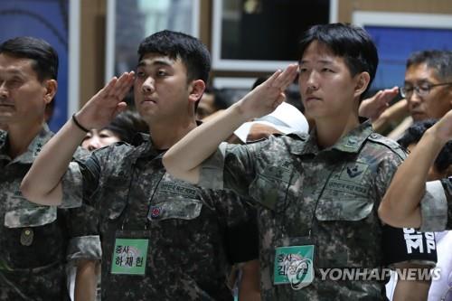 (파주=연합뉴스) 경기도 파주시 임진각에서 열린 ‘Remember 804’ 북한 비무장지대 지뢰도발 응징 2주년 행사에서 육군 1사단 DMZ 수색대로 당시 작전에 참여했던 하재헌 중사(왼쪽)와 김정원 중사가 국민의례하고 있다. 2017.8.4