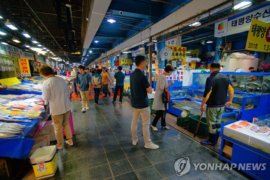마포구 성산동 533-1 일대에 위치한 전통시장으로 청과물과 수산물 시장이 한 곳에 모여 있다. 사진은 추석명절을 앞둔 시장의 여러 모습이다. 2018. 9. 23. (전재원=연합뉴스)