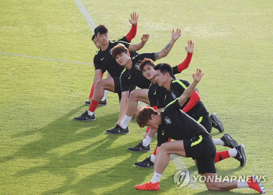 (아부다비=연합뉴스) 2019 아시아축구연맹(AFC) 아시안컵 C조 조별리그 최종전을 앞둔 축구 국가대표팀 김민재와 황의조 등이 13일 오후(현지시간) 아랍에미리트 아부다비 뉴욕 대학교 육상경기장에서 몸을 풀고 있다. 2019.1.13
