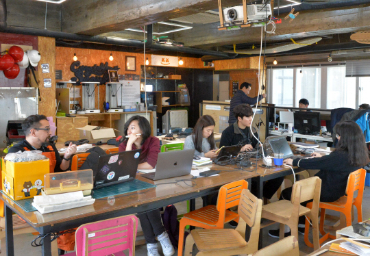 지난 11일 서울 ‘다시 세운’에 있는 팹랩(Fab Lab)서울에서 학생들이 이곳에 있는 다양한 장비를 이용해 물건을 만들고 있다. 팹랩은 제작과 연구소의 합성어로 미국 매사추세츠 공대(MIT)에서 교육을 위해 처음 시작된 ‘메이커 스페이스’다.