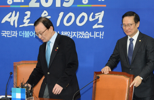 더불어민주당 이해찬(왼쪽) 대표와 홍영표 원내대표가 14일 오전 국회에서 열린 최고위원회의에 참석하기 위해 자리에 앉고 있다. 김호웅 기자 diverkim@