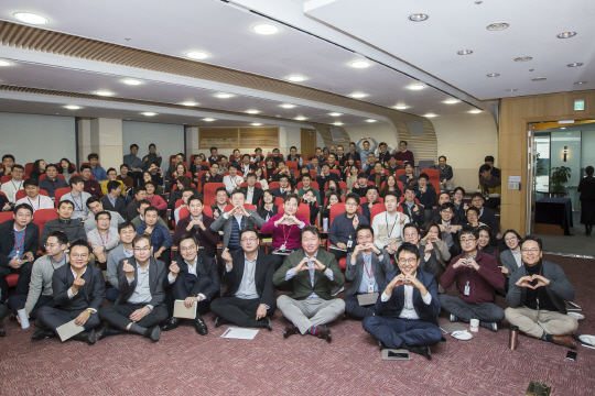 최태원(앞줄 왼쪽 다섯 번째) SK 회장이 지난 8일 서울 종로구 SK서린빌딩에서 열린 ‘행복 토크’를 마치고 직원들과 기념촬영을 하고 있다.  SK 제공