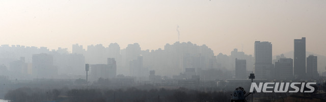 【서울=뉴시스】수도권에 올해 첫 미세먼지 비상저감조치가 시행되고 있는 가운데 13일 오전 서울 원효대교에서 바라본 도심이 뿌연 미세먼지로 휩싸여 있다. 2019.01.13