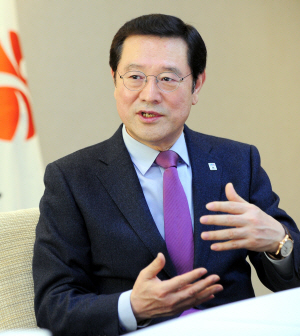 이용섭 광주광역시장은 지난 14일 자신의 집무실에서 가진 문화일보와의 인터뷰에서 “올해를 ‘정의롭고 풍요로운 광주 시대’를 여는 원년이 되도록 하겠다”고 밝혔다. 특히 ‘광주형 일자리’사업을 성사시키고 2019 광주세계수영선수권대회를 성공적으로 치르겠다고 다짐했다.  광주시 제공