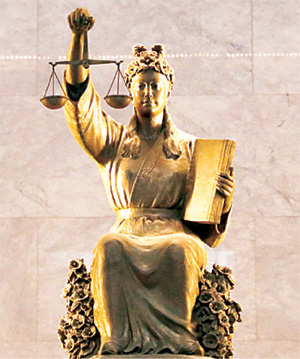 서울 서초구 대법원 정의의 여신상. 뉴시스