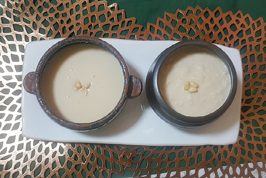 찹쌀가루 콩죽(왼쪽)과 쌀밥 콩죽.
