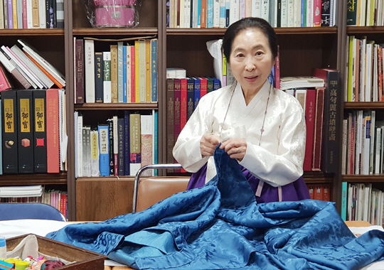 국가무형문화재 제89호 보유자인 구혜자 침선장이 서울 강남구 삼성동 국가무형문화재전수교육관에서 두루마기 관복인 ‘청색 단령’ 마무리 바느질 작업을 하고 있다.