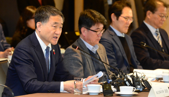 박능후(왼쪽) 보건복지부 장관이 16일 오전 서울 중구 프라자호텔에서 국민연금기금운용위원회 회의를 주재하며 기조발언을 하고 있다.    신창섭 기자 bluesky@