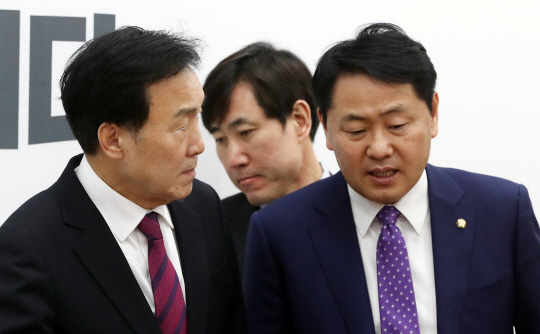바른미래당 손학규(왼쪽) 대표와 김관영(오른쪽) 원내대표가 16일 오전 국회에서 열린 최고위원회의에서 대화를 나누고 있다. 가운데는 하태경 최고위원. 뉴시스