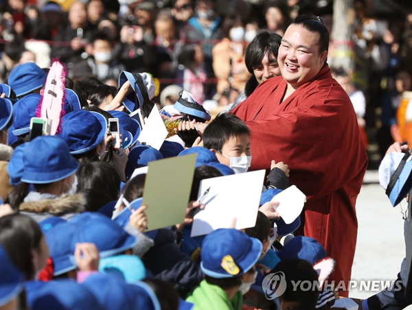 [교도=연합뉴스 자료사진] 활짝웃는 19년만의 일본인 스모 요코즈나 기세노사토 (2017.1.28)