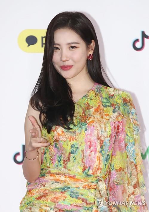 (서울=연합뉴스) 가수 선미가 25일 오후 서울 구로구 고척돔에서 열린 ‘2018 SBS 가요대전’ 포토월 행사에서 포즈를 취하고 있다. 2018.12.25