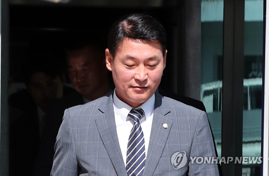 법정 나서는 황영철 의원[연합뉴스 자료 사진]