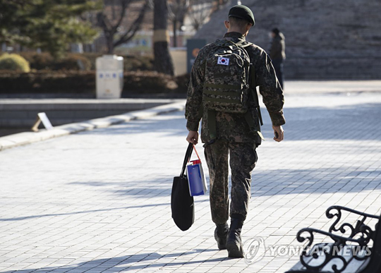 [연합뉴스 자료사진] 국방부가 27일 병사 휴대전화 사용과 평일 일과 후 외출, 외박지역 제한 폐지 등 병영문화 혁신과 관련한 정책 추진 방향을 결정했다고 밝혔다. 병사들의 평일 일과 이후 외출과 관련해서는 내년 2월부터 전면 확대 시행하기로 했다. 사진은 이날 오후 서울 용산구 전쟁기념관을 둘러보는 군인의 모습.