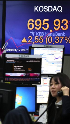 17일 오전 서울 중구 KEB하나은행 딜링룸에서 직원들이 업무를 보고 있다.  연합뉴스