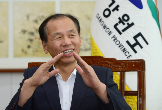 최문순 강원지사가 지난 16일 강원 춘천시 중앙로 강원도청 통상상담실에서 가진 문화일보와의 인터뷰에서 “평화와 번영을 통한 강원도 발전의 새 전기를 마련하겠다”고 강조하고 있다. 신창섭 기자 bluesky@