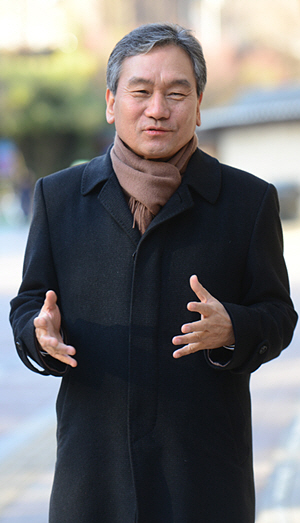 임철호 한국항공우주연구원 원장이 지난 9일 서울 정동길을 걸으며 ‘우주 독립’의 첫걸음을 뗀 지난해 말 발사 성공의 감격을 설명하고 있다.  김선규 기자 ufokim@