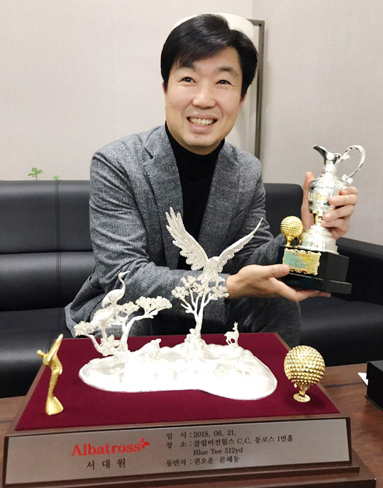 서대원 대표가 지난 11일 서울 강남구 신사동 ㈜대원 플러스 R&D 사옥 집무실에서 앨버트로스로 받은 2개의 트로피에 대해 설명하고 있다.