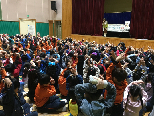 ‘아동성폭력예방인형극’ 봉사단이 지난해 5월 울산 북구 상안초등학교에서 성폭력 예방 공연을 하고 있다. 굿네이버스 경남울산본부 울산나눔인성교육센터 제공