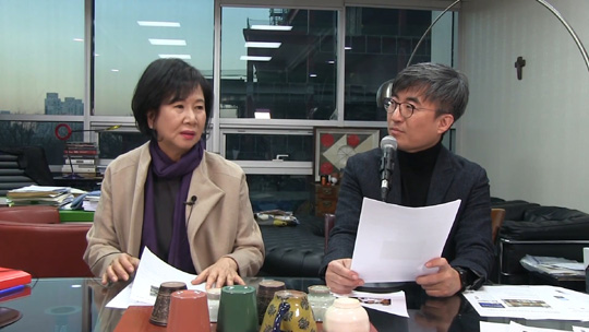 손혜원(왼쪽) 더불어민주당 의원이 18일 오전 자신의 유튜브 채널에 올린 동영상에서 자신에게 제기된 목포 투기 의혹 등에 대해 해명하고 있다. 손 의원 유튜브 채널 캡처