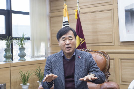 한철수 창원상공회의소 회장이 17일 경남 창원시 의창구 신월동 창원상공회의소 접견실에서 창원 등에 밀집해 있는 원전 업체의 어려움을 호소하며 신한울 3·4호기 건설 재개를 호소하고 있다.