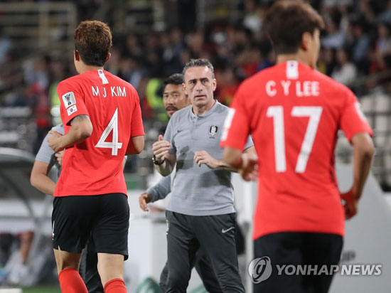 (아부다비=연합뉴스) 16일 오후(현지시간) 아랍에미리트 아부다비 알 나얀 스타디움에서 열린 한국과 중국의 아시안컵 조별리그 C조 3차전에서 후반 김민재가 헤딩골을 넣은 뒤 벤투 감독 옆을 지나고 있다. 2019.1.17