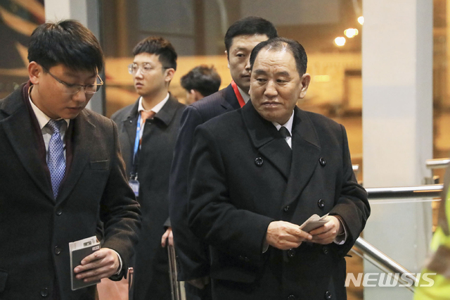 【베이징=AP/뉴시스】 북한의 김영철 노동당 부위원장이 17일 오후 늦게 중국 베이징 국제공항에서 다른 곳으로 가기 위해 탑승 준비를 하고 있다. 앞서 이날 오전 평양에서 이 공항에 도착했던 김영철 부위원장은 미국 워싱턴으로 가 18일 미 국무장관 등과 2차 북미정상회담 등을 논의할 것으로 알려졌다. <사진=일본 교도통신 제공> 2019. 01. 17.