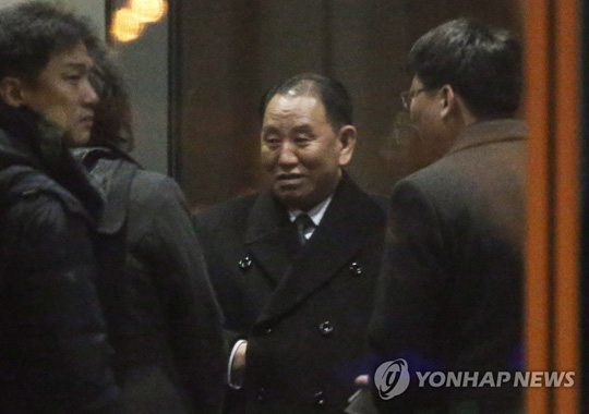 김영철 북한 노동당 부위원장 겸 통일전선부장이 2차 북미정상회담 일정과 의제 등을 논의하기 위해 워싱턴에 가기 위해 17일 오후(현지시간) 베이징(北京) 공항에서 비행기 탑승을 기다리는 모습 [연합뉴스]