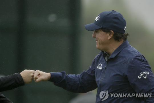6번 홀 이글 이후 기뻐하는 미컬슨 [AP=연합뉴스]