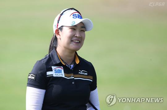 (서울=연합뉴스) 18일 대만 가오슝의 신이 골프클럽에서 열린 ‘대만여자오픈 with SBS Golf’ 2라운드 중 김아림이 10번홀 그린을 향해 이동하고 있다. 2019.1.18 [KLPGA 제공]