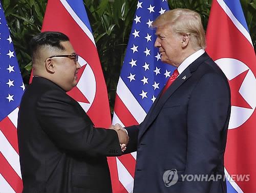 사진은 지난 6월12일 싱가포르에서 회동한 트럼프(오른쪽) 미국 대통령과 북한 김정은이 악수하는 모습[EPA=연합뉴스]