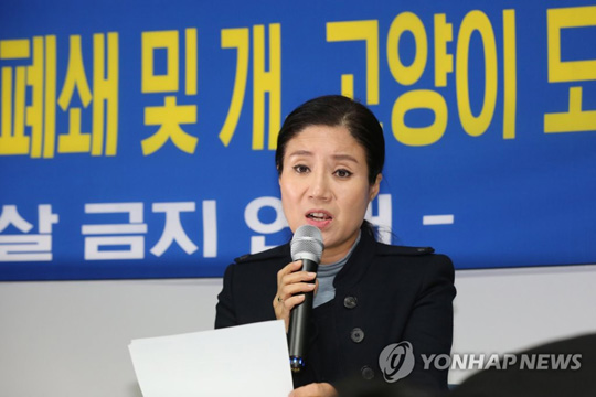 기자회견 연 박소연 케어 대표(서울=연합뉴스) 구조동물 안락사 논란을 빚은 동물권단체 ‘케어’ 박소연 대표가 19일 오전 서울 서초구의 한 건물에서 열린 기자회견에서 의혹에 대해 해명하고 있다.
