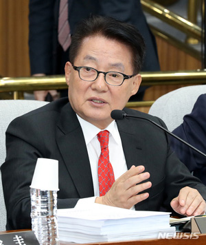 【서울=뉴시스】16일 오전 서울 영등포구 여의도 국회에서 열린 사법개혁특별위원회 제6차 전체회의에서 박지원 의원이 의사진행 발언을 하고 있다. 2018.11.16