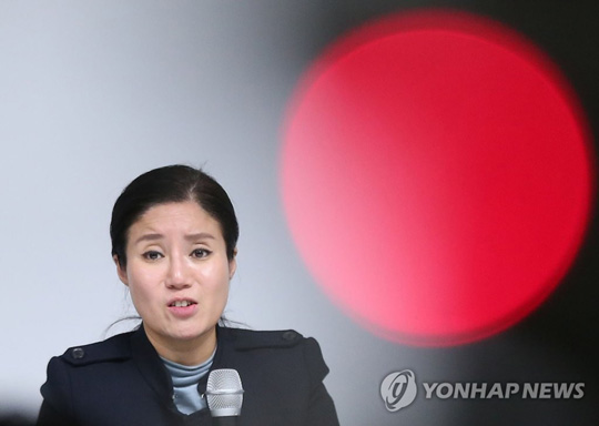 (서울=연합뉴스)  구조동물 안락사 논란을 빚은 동물권단체 ‘케어’ 박소연 대표가 19일 오전 서울 서초구의 한 건물에서 열린 기자회견에서 입장발표를 하고 있다. 2019.1.19