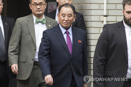 (워싱턴 EPA=연합뉴스) 김영철 북한 노동당 부위원장 겸 통일전선부장(가운데)이 지난 18일(현지시간) 미국 워싱턴DC의 ‘듀폰서클 호텔’에서 마이크 폼페이오 미 국무장관과 고위급 회담을 마친 뒤 호텔을 떠나고 있다.